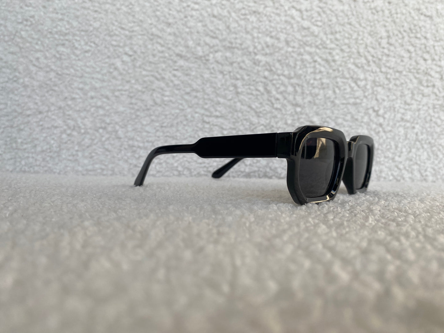 Black Vision – Stoere Vierkante Zonnebril met Donkerblauwe Glazen