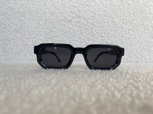 Black Vision – Stoere Vierkante Zonnebril met Donkerblauwe Glazen