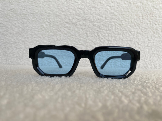 Ice Vision – Stoere Vierkante Zonnebril met Blauwe Glazen