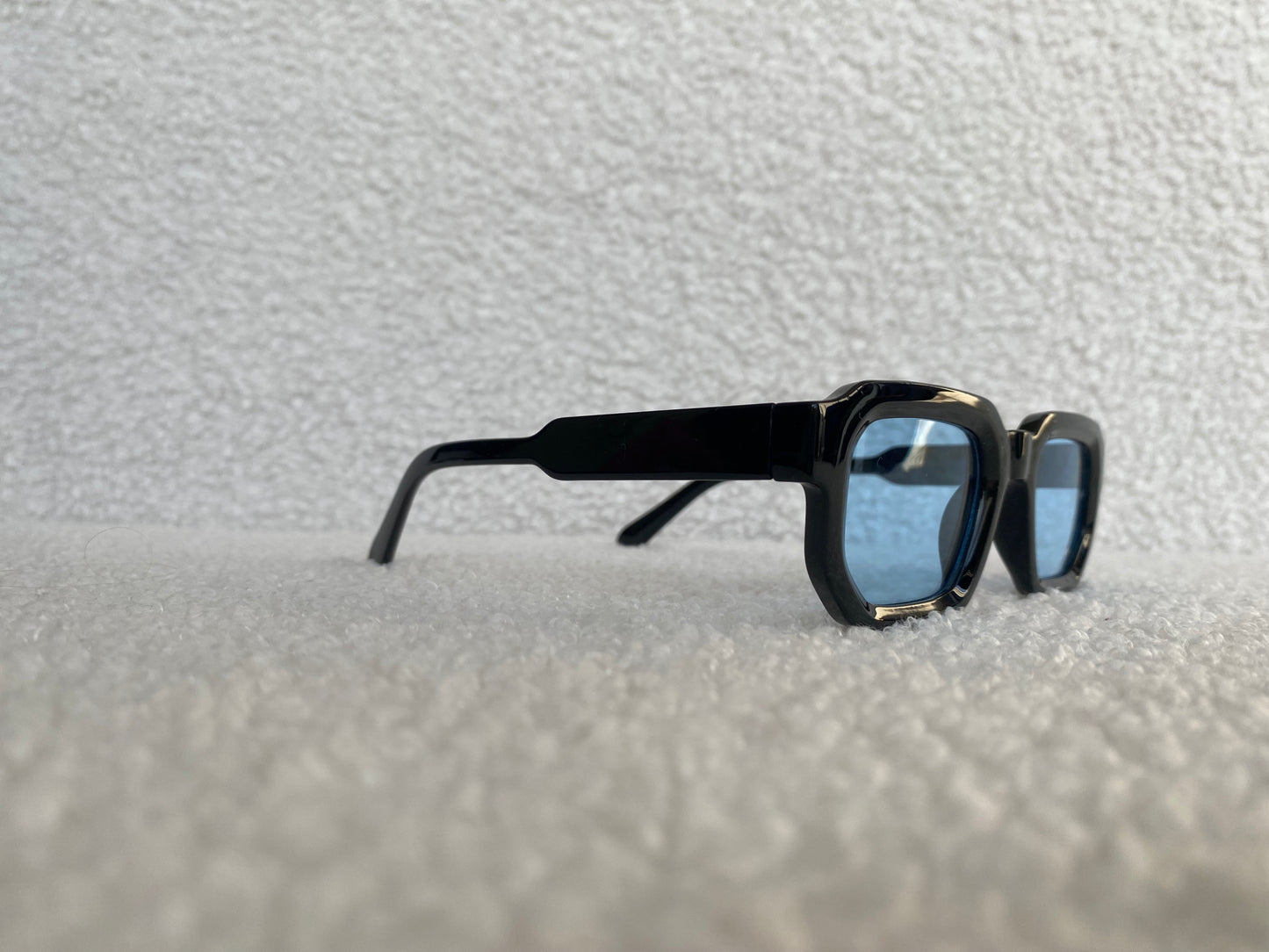 Ice Vision – Stoere Vierkante Zonnebril met Blauwe Glazen